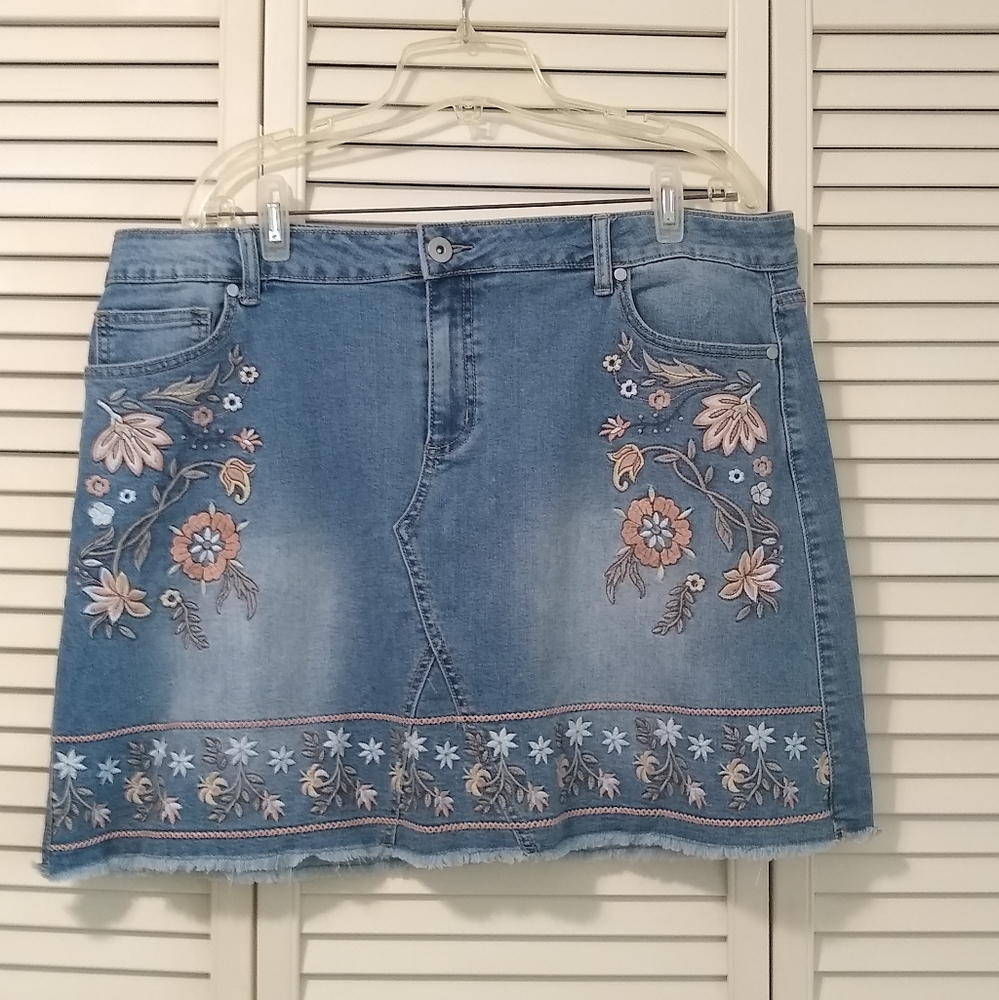 A Beautiful Soul Embroidered Denim Skirt Size 18
